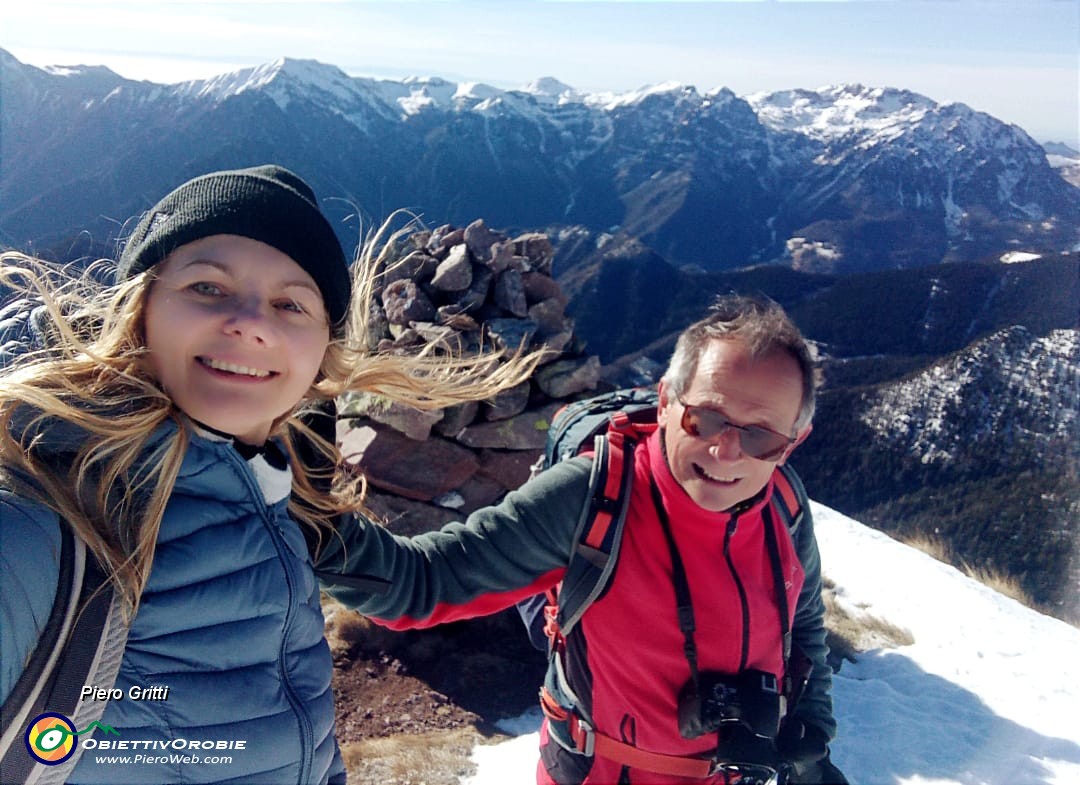 43 All'omone di vetta del Monte Avaro (1080 m) . un traballante selfie...spazzati dal vento !.jpg